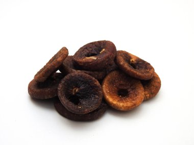 Kuru incir meyvesinin yakın plan beyaz arka plan