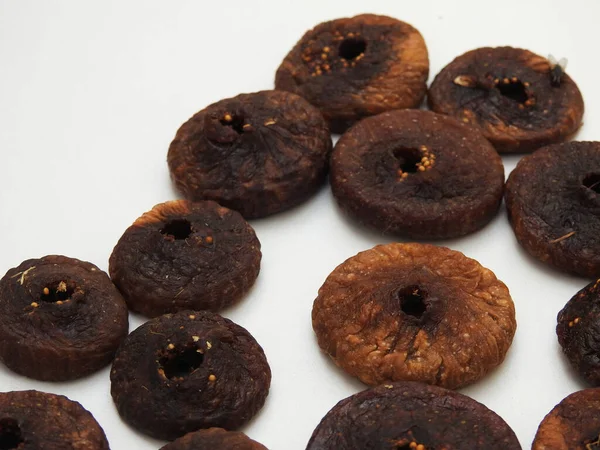 Kuru incir meyvesinin yakın plan beyaz arka plan