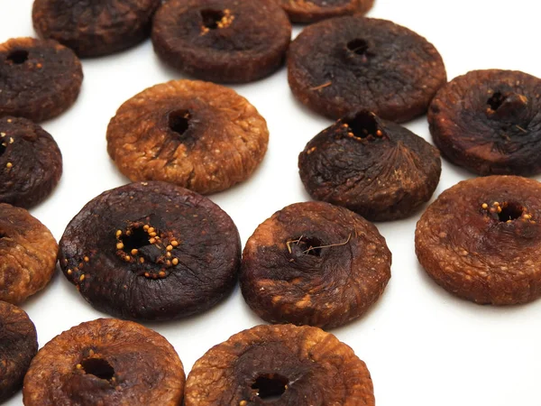 Kuru incir meyvesinin yakın plan beyaz arka plan