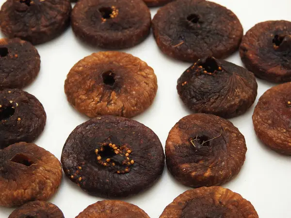 Kuru incir meyvesinin yakın plan beyaz arka plan