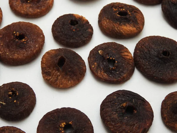 Kuru incir meyvesinin yakın plan beyaz arka plan