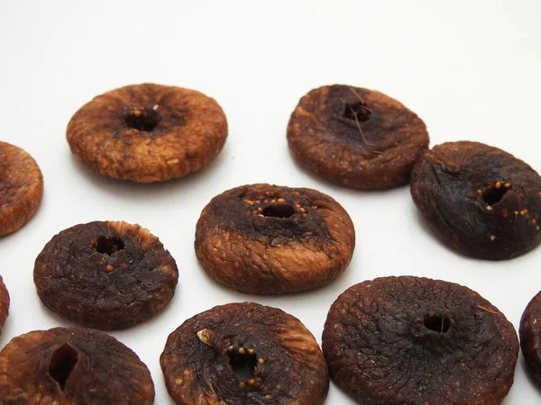 Kuru incir meyvesinin yakın plan beyaz arka plan