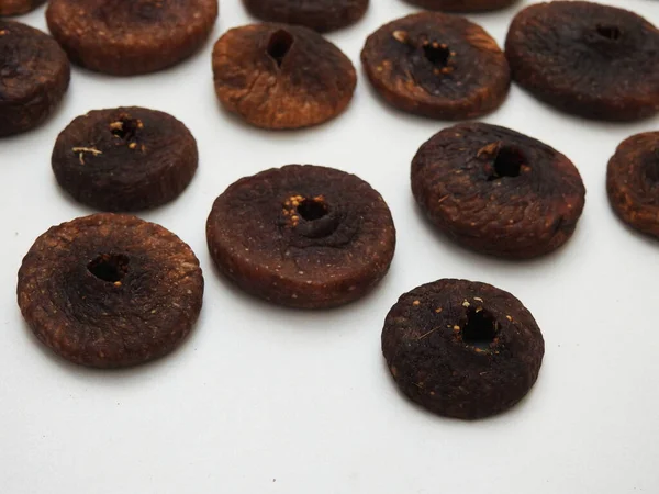 Kuru incir meyvesinin yakın plan beyaz arka plan