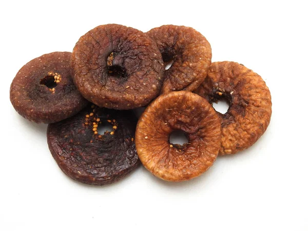 Kuru incir meyvesinin yakın plan beyaz arka plan