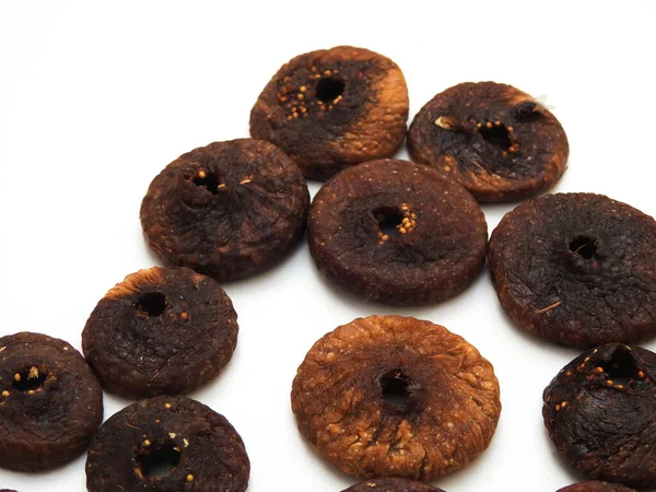 Kuru incir meyvesinin yakın plan beyaz arka plan