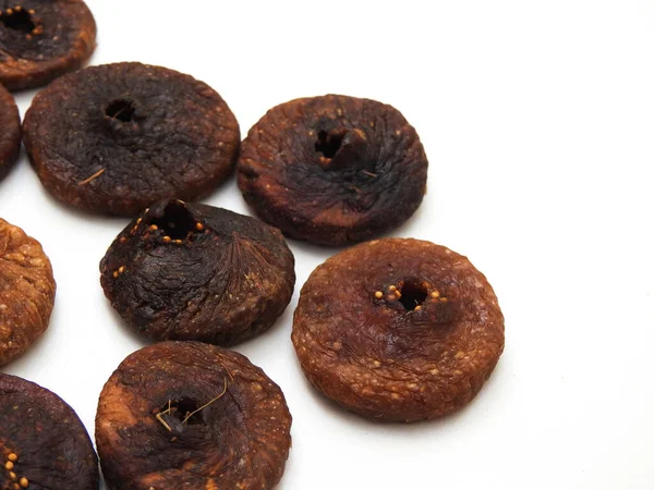 Kuru incir meyvesinin yakın plan beyaz arka plan