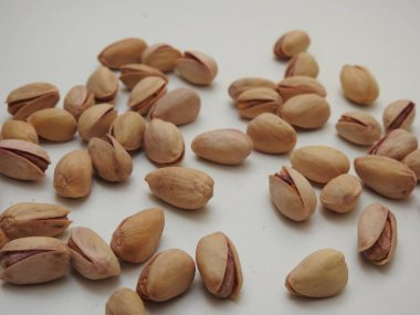 Kuru fındık ya da tohum Pista yakın plan beyaz arka planda izole kabuk