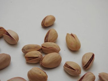 Kuru fındık ya da tohum Pista yakın plan beyaz arka planda izole kabuk