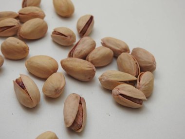 Kuru fındık ya da tohum Pista yakın plan beyaz arka planda izole kabuk