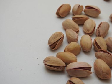 Kuru fındık ya da tohum Pista yakın plan beyaz arka planda izole kabuk