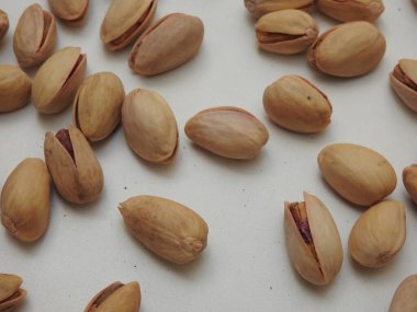 Kuru fındık ya da tohum Pista yakın plan beyaz arka planda izole kabuk