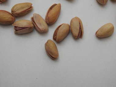 Kuru fındık ya da tohum Pista yakın plan beyaz arka planda izole kabuk