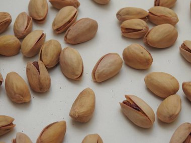 Kuru fındık ya da tohum Pista yakın plan beyaz arka planda izole kabuk