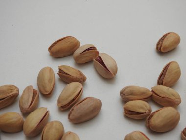 Kuru fındık ya da tohum Pista yakın plan beyaz arka planda izole kabuk