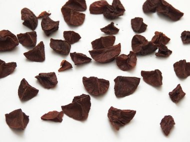 Beyaz bir arka planda izole edilmiş Hint betelnut dilimlerinin yığın ve desenleri.