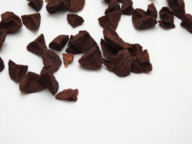 Beyaz bir arka planda izole edilmiş Hint betelnut dilimlerinin yığın ve desenleri.