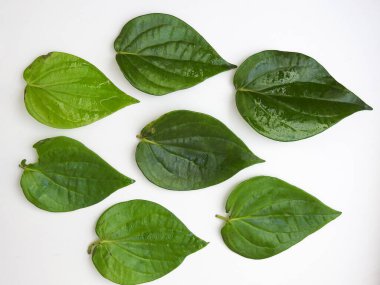 Beyaz arka planda izole edilmiş betel yaprakları ve betelnut sindirimi için geleneksel Hint çiğneme yakın plan