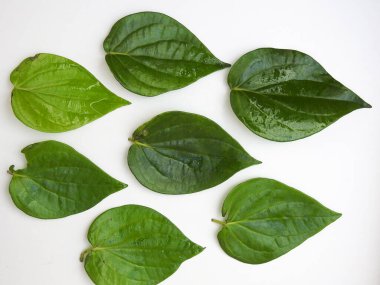 Beyaz arka planda izole edilmiş betel yaprakları ve betelnut sindirimi için geleneksel Hint çiğneme yakın plan