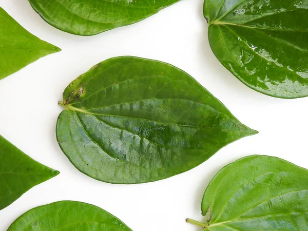 Beyaz arka planda izole edilmiş betel yaprakları ve betelnut sindirimi için geleneksel Hint çiğneme yakın plan