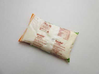 Bangalore, Karnataka, Hindistan-19, 21: Beyaz arkaplanda izole edilmiş KMF Nandini Curd 250 ml sarı ve beyaz renk paketi