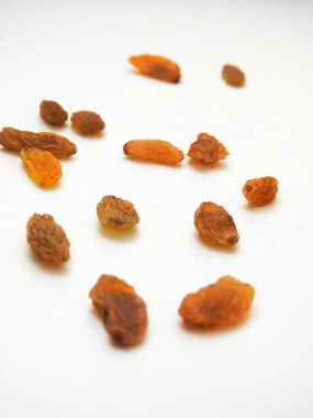 Altın rengi bir Hint kuru üzüm ya da üzüm yığını izole edilmiş beyaz arka plan