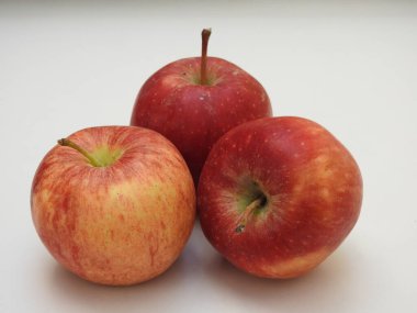 Hint grubuna yakın çekim ve beyaz arkaplanda izole edilmiş tek elmalar