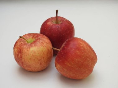 Hint grubuna yakın çekim ve beyaz arkaplanda izole edilmiş tek elmalar