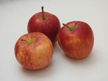 Hint grubuna yakın çekim ve beyaz arkaplanda izole edilmiş tek elmalar