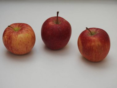 Hint grubuna yakın çekim ve beyaz arkaplanda izole edilmiş tek elmalar