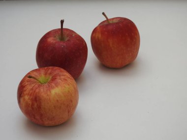 Hint grubuna yakın çekim ve beyaz arkaplanda izole edilmiş tek elmalar