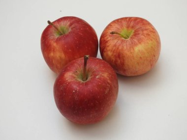 Hint grubuna yakın çekim ve beyaz arkaplanda izole edilmiş tek elmalar