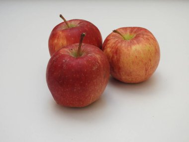 Hint grubuna yakın çekim ve beyaz arkaplanda izole edilmiş tek elmalar