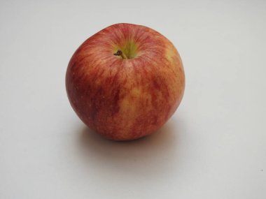 Hint grubuna yakın çekim ve beyaz arkaplanda izole edilmiş tek elmalar