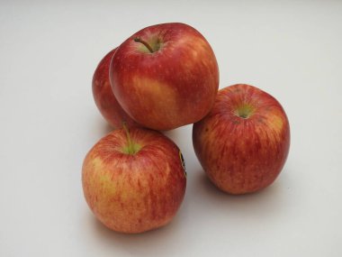 Hint grubuna yakın çekim ve beyaz arkaplanda izole edilmiş tek elmalar