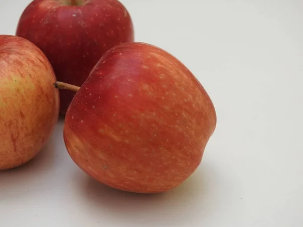 Gros Plan Groupe Indien Des Pommes Isolées Sur Fond Blanc — Photo