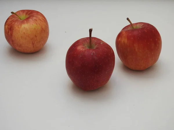 Gros Plan Groupe Indien Des Pommes Isolées Sur Fond Blanc — Photo
