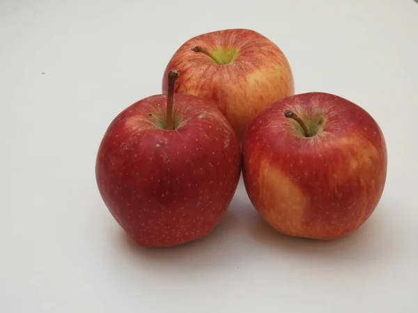 Hint Grubuna Yakın Çekim Beyaz Arkaplanda Izole Edilmiş Tek Elmalar — Stok fotoğraf