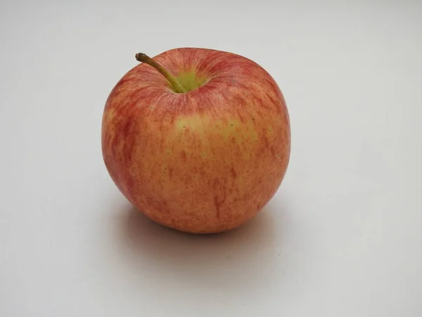 Hint Grubuna Yakın Çekim Beyaz Arkaplanda Izole Edilmiş Tek Elmalar — Stok fotoğraf