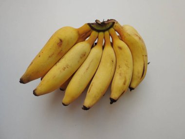 Hindistan Yelakki Banana Fruit Bunch 'un beyaz arka planda izole edilmiş yakın çekimi