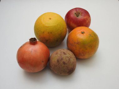 Beyaz arka planda izole edilmiş Hint karışık meyveleri yığını ve yığını.