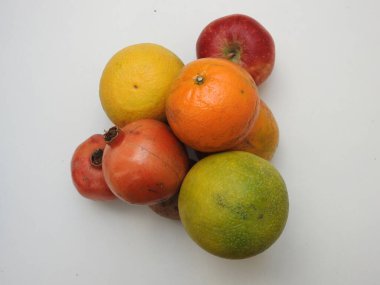 Beyaz arka planda izole edilmiş Hint karışık meyveleri yığını ve yığını.