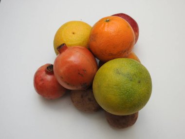 Beyaz arka planda izole edilmiş Hint karışık meyveleri yığını ve yığını.