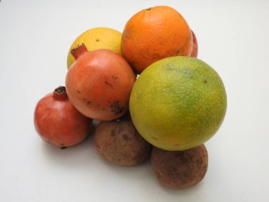 Beyaz arka planda izole edilmiş Hint karışık meyveleri yığını ve yığını.