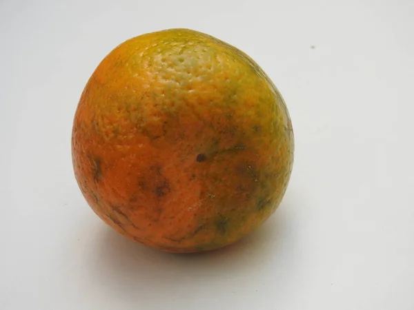 Fechar Pilha Única Indiana Laranja Frutas Isoladas Sobre Fundo Branco — Fotografia de Stock