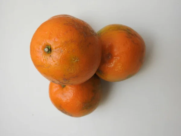 Gros Plan Pile Unique Orange Indienne Fruits Isolés Sur Fond — Photo