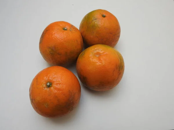 Primer Plano Pila Fruta Naranja India Aislada Sobre Fondo Blanco — Foto de Stock