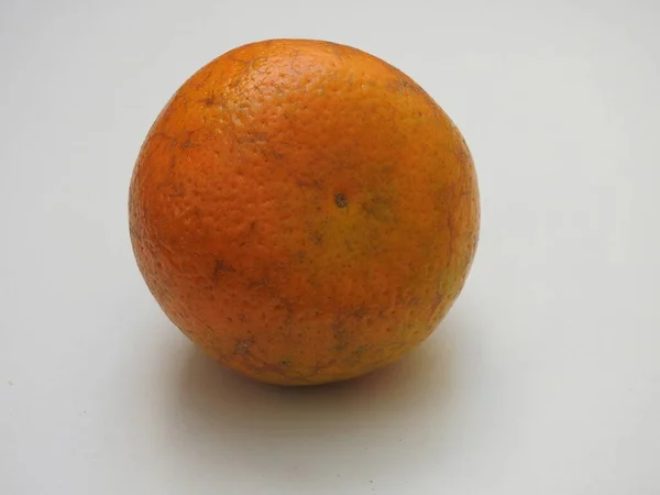 Close Van Stapel Enkele Indiase Oranje Vruchten Geïsoleerd Witte Achtergrond — Stockfoto