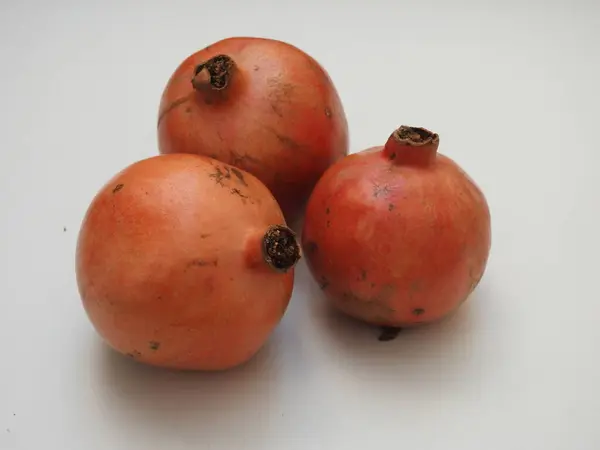 Close Van Indiase Single Groep Granaatappel Fruit Geïsoleerd Witte Achtergrond — Stockfoto
