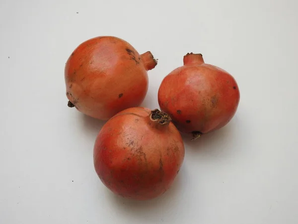 Närbild Indiska Enda Och Grupp Granatäpple Frukt Isolerad Vit Bakgrund — Stockfoto