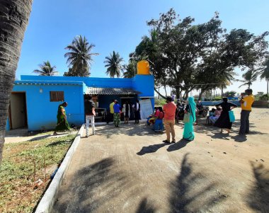 Bangalore, Karnataka, Hindistan-30 Aralık 2021: Makhohalli UPHC İlköğretim veya Devlet Sağlık Merkezi 'nin doğa arka planında kapatılması